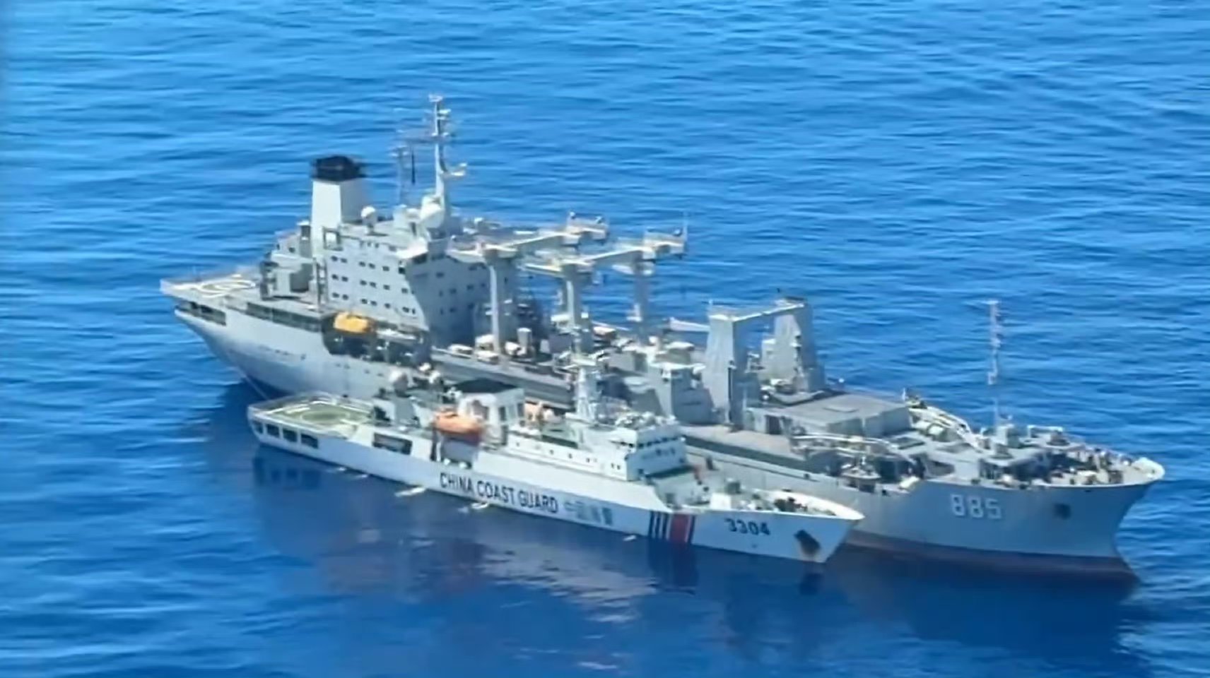 首见我海军补给舰为海警船进行补给10月17号，菲律宾海岸警卫队巡逻机再次侵闯黄岩