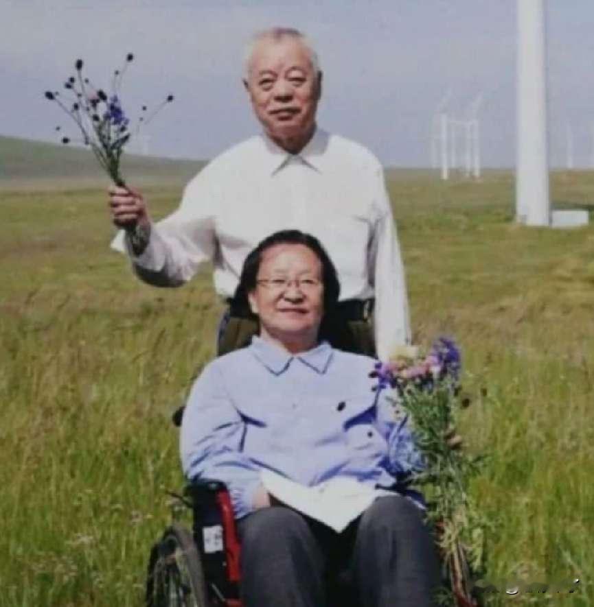 老人们提起王景清，常会先想起他那段中南海警卫生涯，见过风云起落，守过重要岗位。可