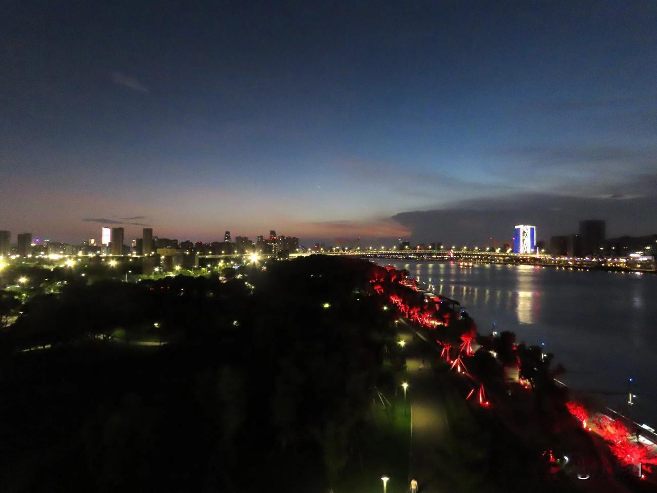 夜色渐浓，城市灯火璀璨
