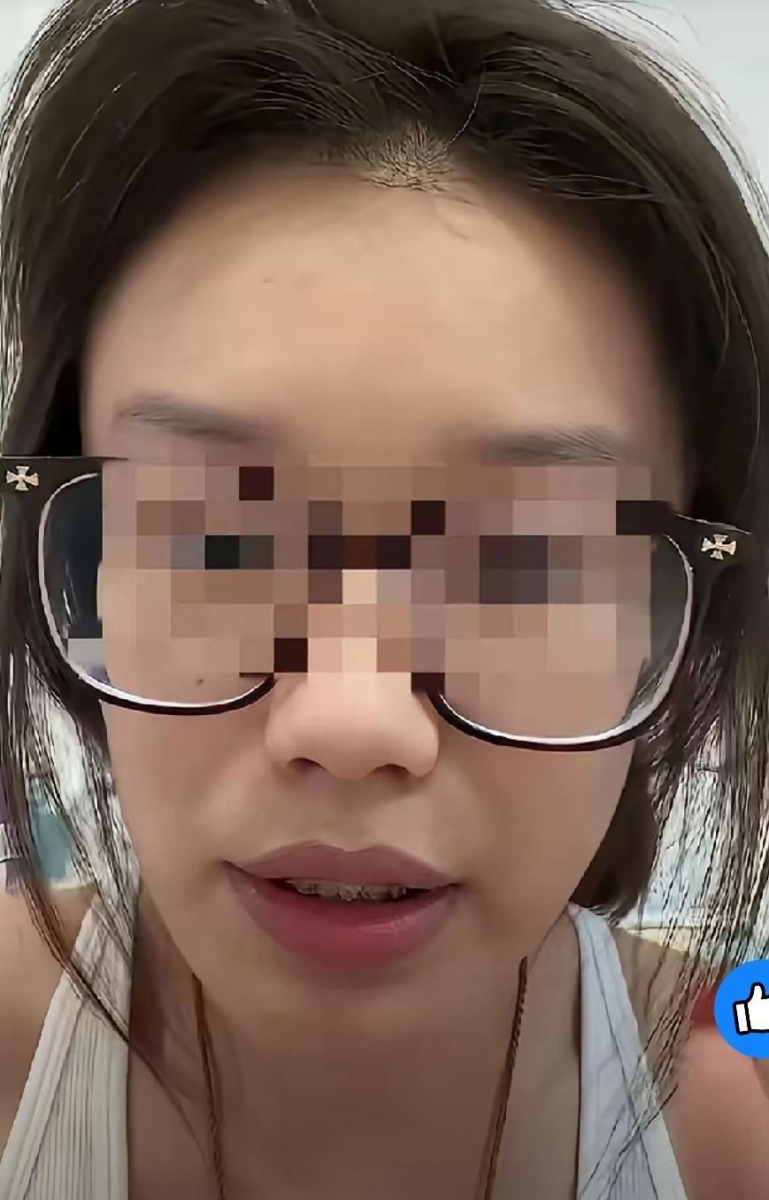 这位女生说，她在青岛一家按摩店按摩，服务时她是全裸的，正躺着接受服务，一个男技师