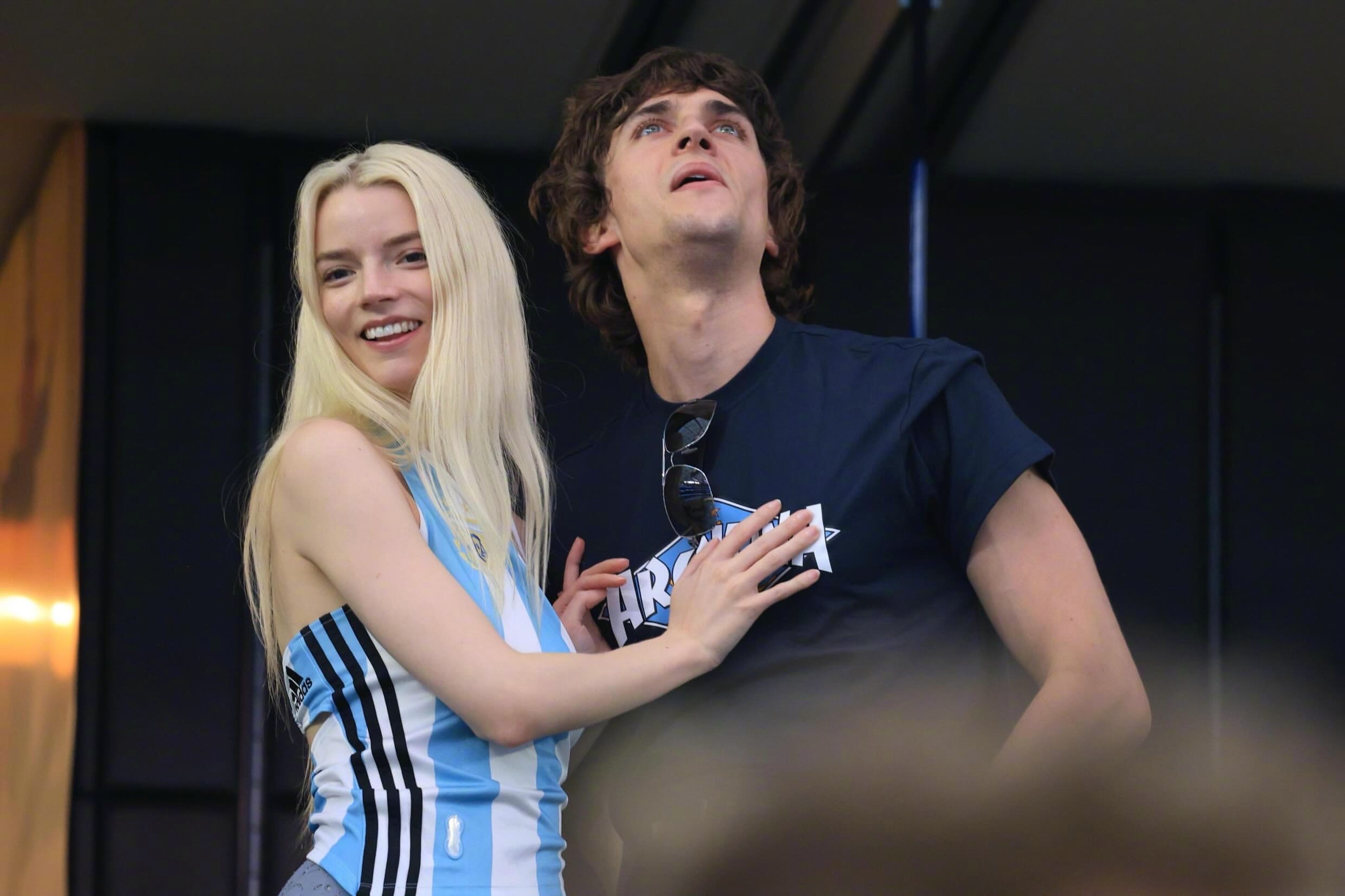 笑死人😆，安雅Anya Taylor-Joy和丈夫 Malcolm 穿着阿根廷