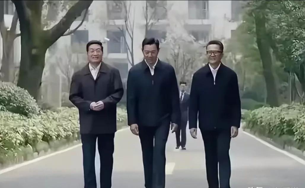 冬天这么冷
真是要风度不要温度。
这些领导视察工作。
为什么都穿的这么单薄?
大