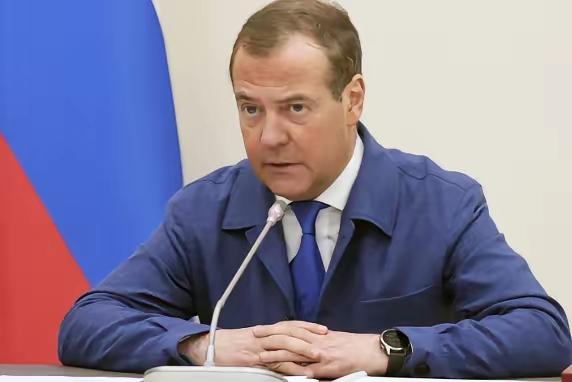 必须得给梅德韦杰夫颁个奖！这老哥直接在Max社交平台上开涮，“怂恿”特朗普赶紧对