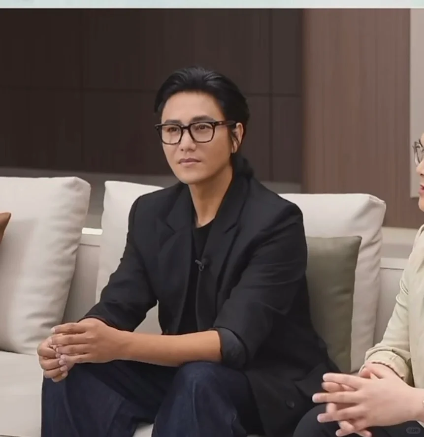 陈坤48岁无滤镜直播截图，老出了自己的味道