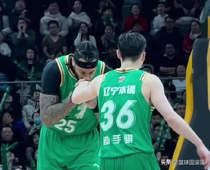 当你看到莫兰德捧着他的手深情一吻，别以为这是偶然——这个叫鄢手骐的男人，早就是辽