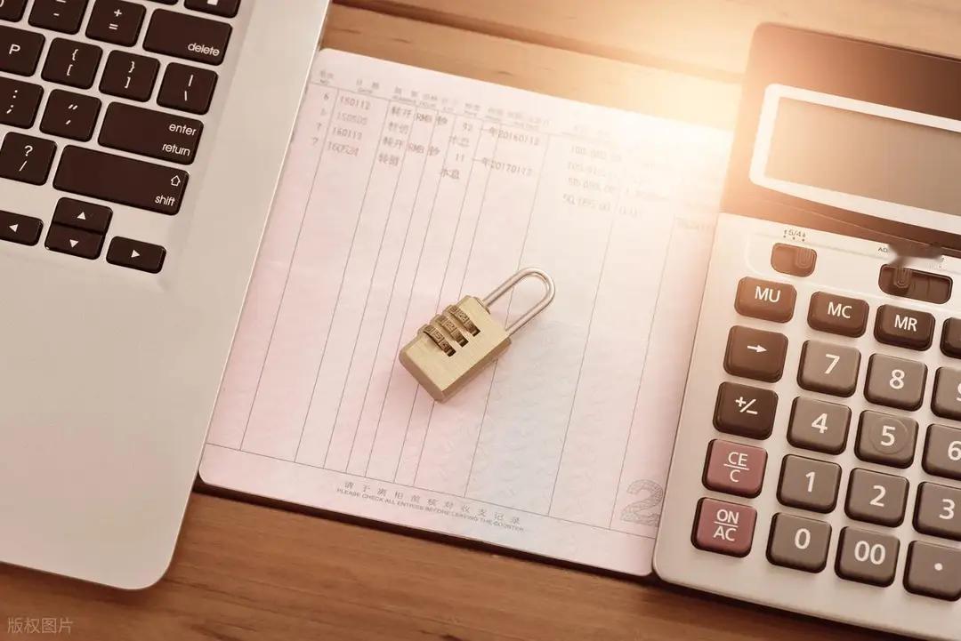 看过一个特别扎心的数据：

咱们现在只有两三成的城镇居民，手里的现金能撑过半年失