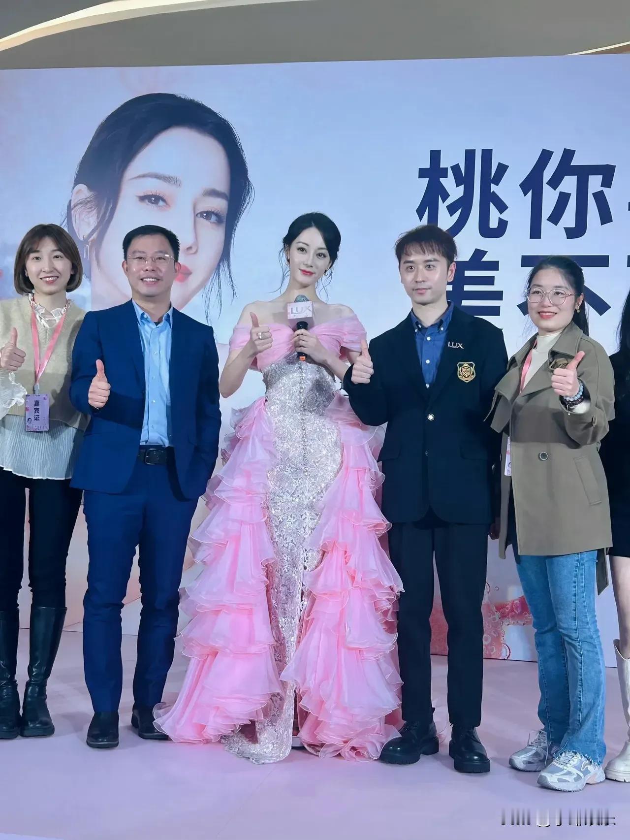 天啊！热巴好美。以前觉得她长得没有杨幂好看，她今天甜美的模样赶超了幂幂。热巴属于