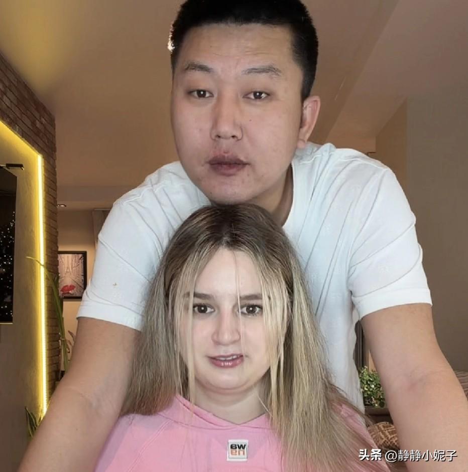 昨天看了阿楠和媳妇一起直播，小哒莎对着镜头大唱俄罗斯歌曲，嗓音不错，直播间几千人