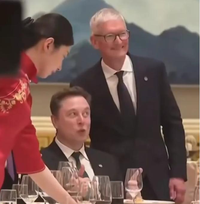 马斯克晚宴前忍不住偷吃中式甜点 黄仁勋看呆了 全球科技大佬集体被中华美食拿捏
