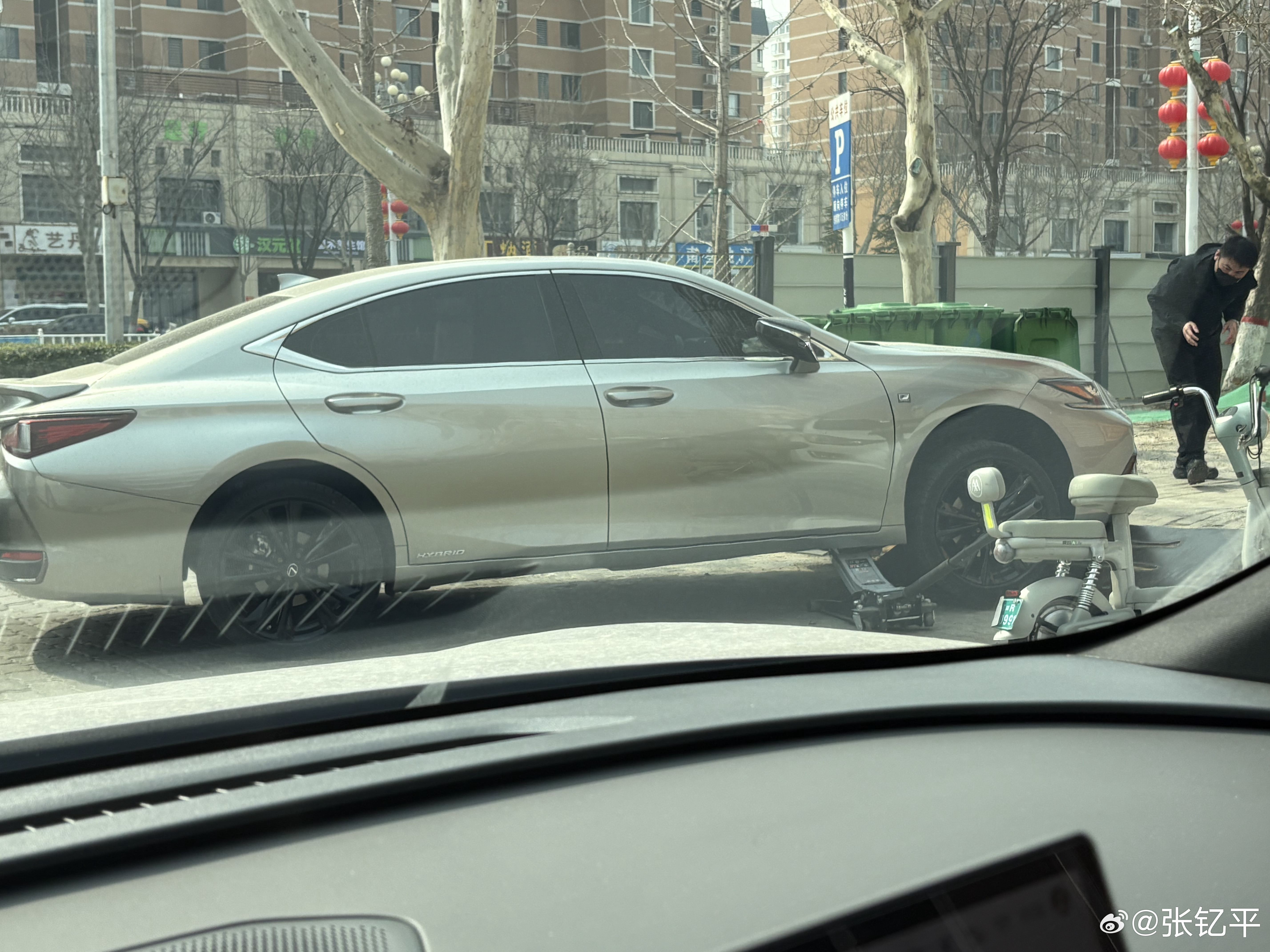 拖底坡每天都在害人，今天受害车辆：雷克萨斯ES。之前跟这里的人反馈过情况，说解决