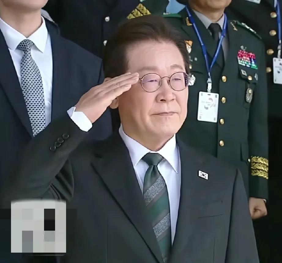 李在明全程黑脸！
韩国建军77年阅兵式摆的像庙会，场地拥挤、武术表演频频失误、敲