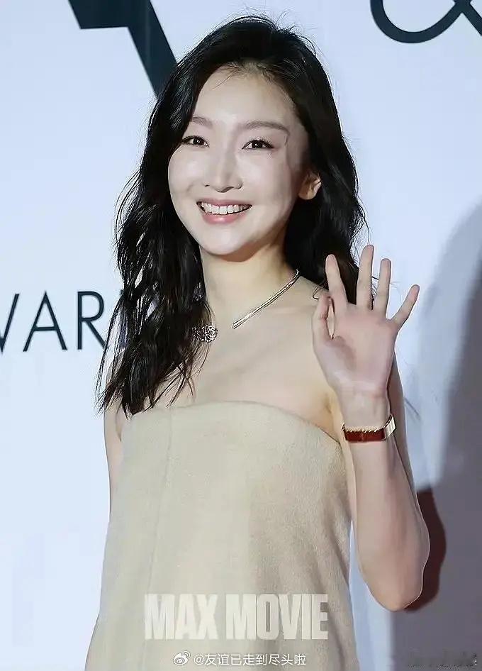 周冬雨釜山电影节生图，到底是谁在说她是高级脸…这是发腮了吧，已经有点老态了 ​​