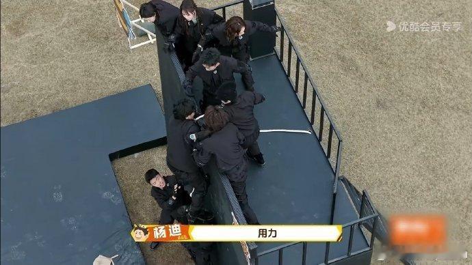 魏大勋付航等助力王传君 爬墙遇阻，体力透支，王传君几近放弃，魏大勋付航等助他闯关