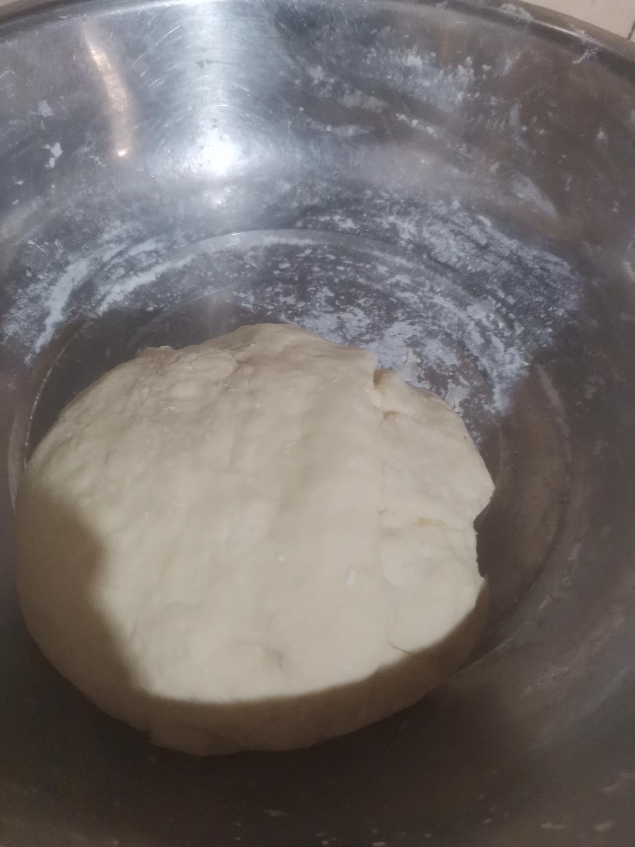 上午早早地来到我妈家。
我用温水化开发酵粉，和了一小团面，放在放有温水的锅中，盖