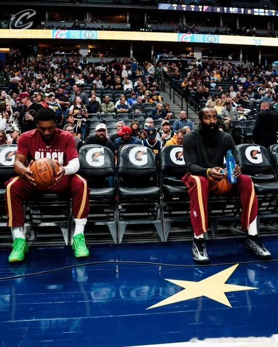 哈登谈与米切尔的合作：惺惺相惜，无私彼此成全！

近期，哈登在采访时谈到与米切尔