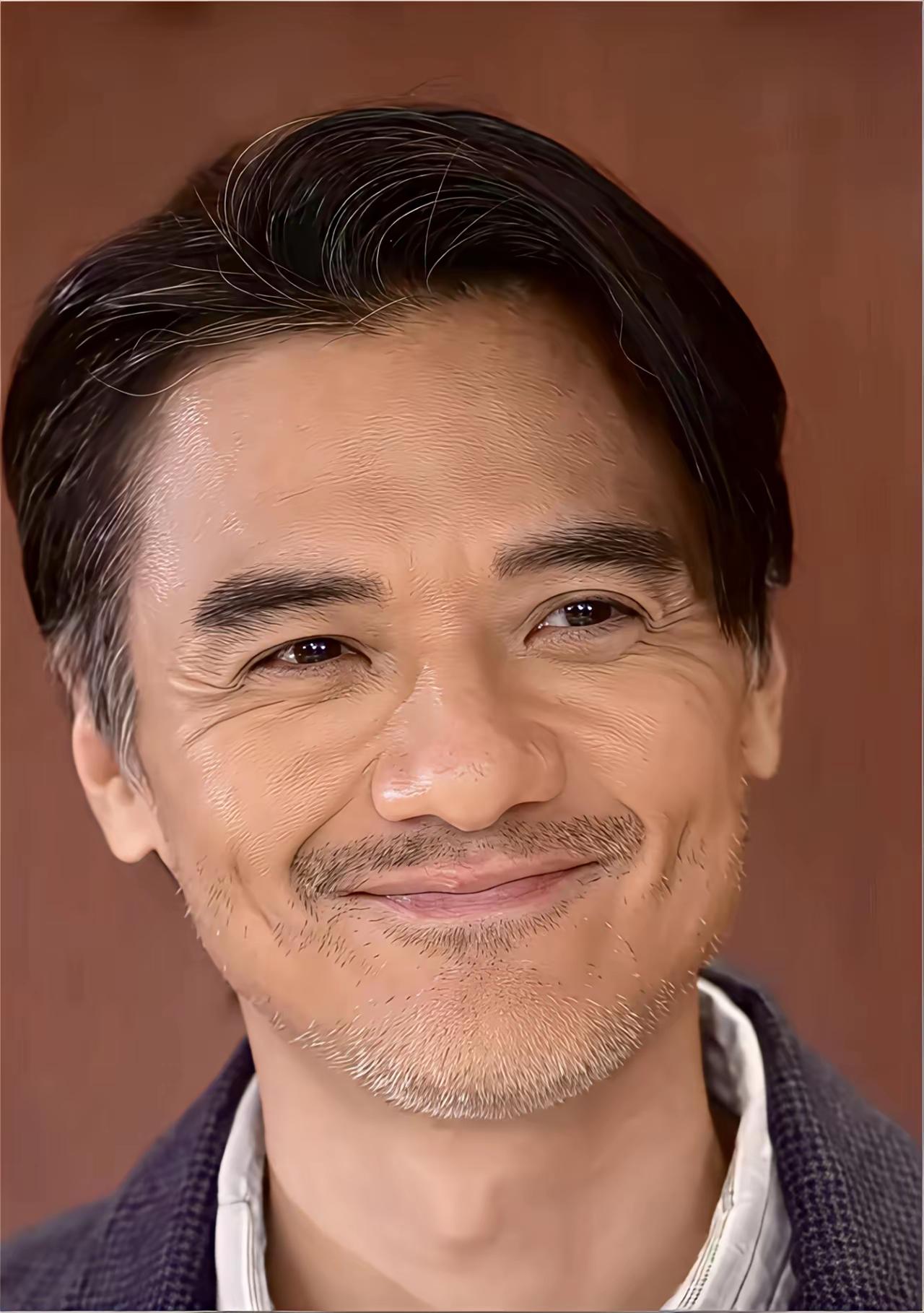 年轻的时候帅就算了，老了老了还帅得那么迷人，冯德伦的帅与众不同，他是哪含情脉脉不