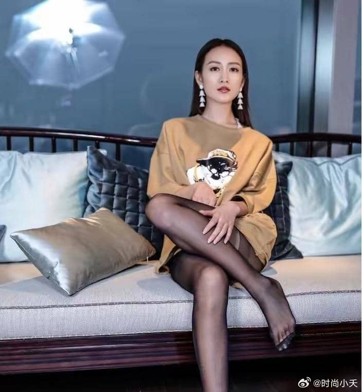 王鸥穿着黑丝看剧本，理解力惊人。 