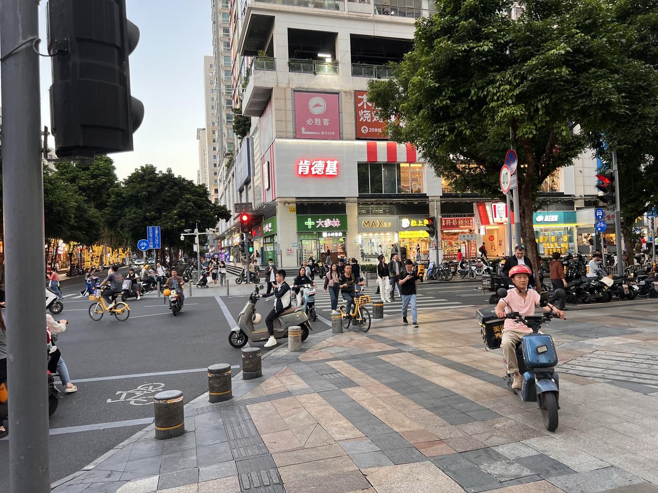 为何说在竞争极其残酷的深圳混饭吃不容易？深圳处在中国四大一线城市，显然拥有很多工
