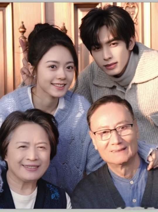 林屿森护妻林屿森聂曦光一家四口全家福  林屿森护妻，林屿森聂曦光一家四口全家福，