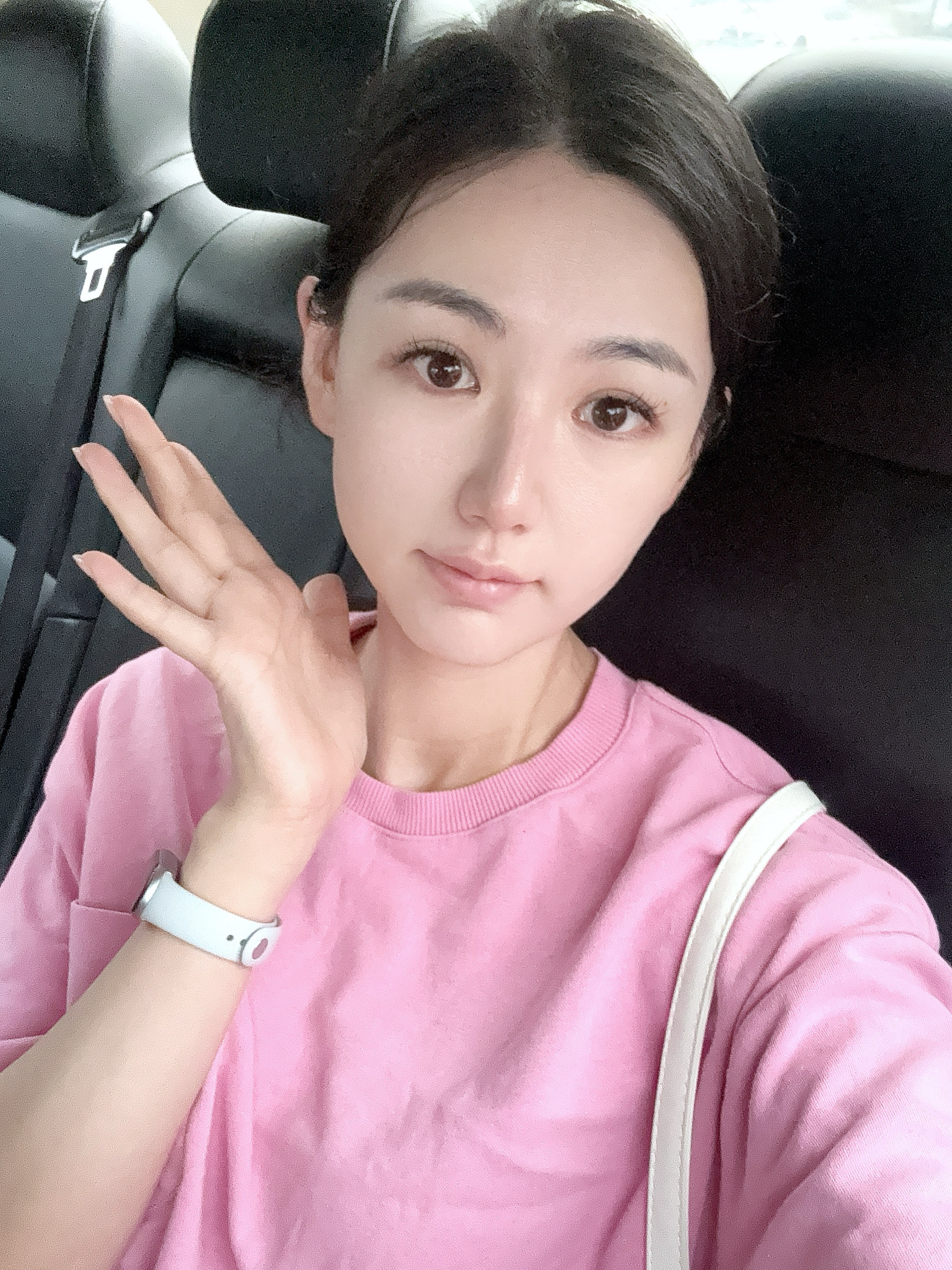 分享一个早上没有精神但是强打精神的自拍也不知道摆这个手势是啥意思人在自拍的时候手