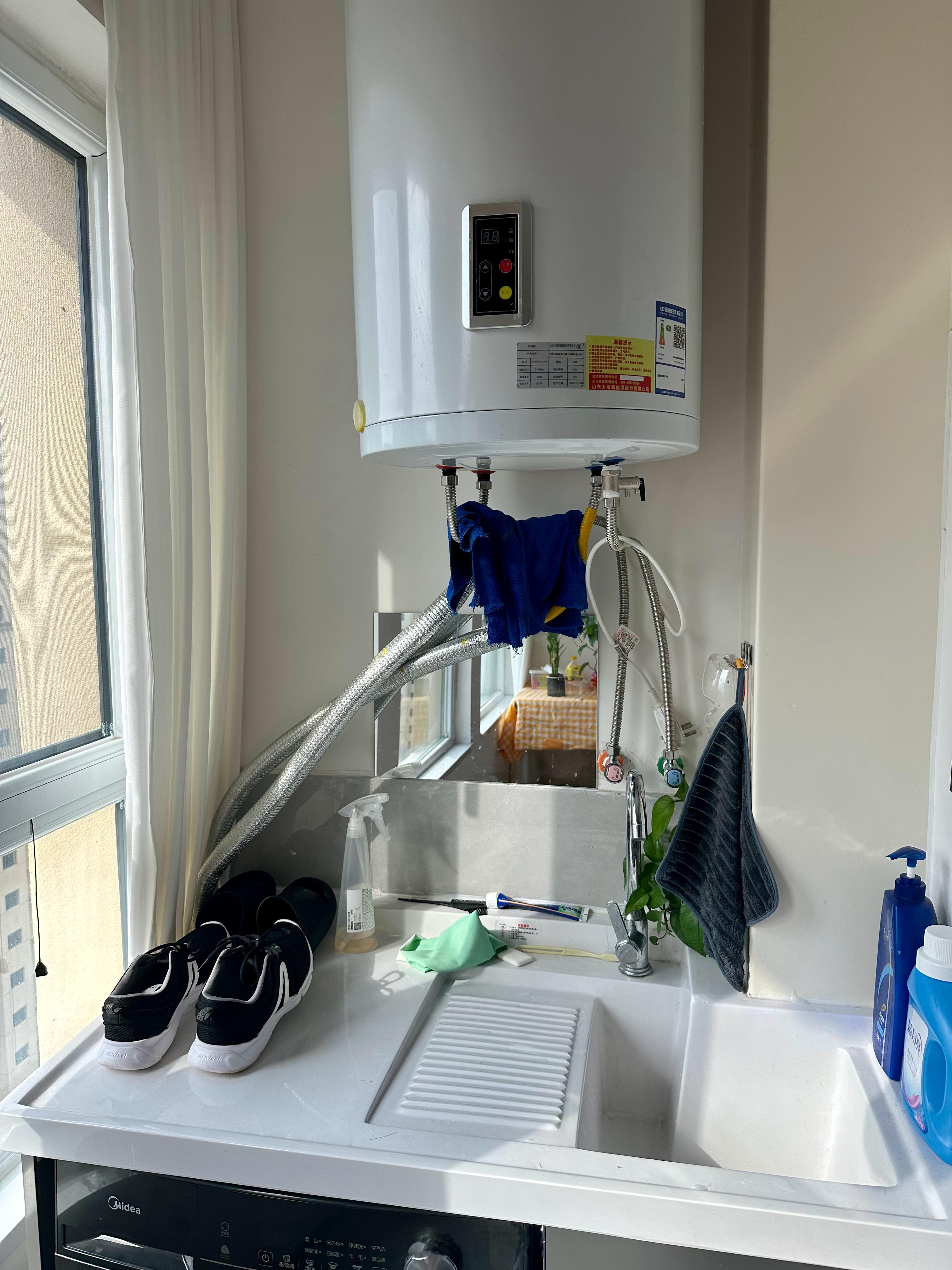 燃气热水器+太阳能热水器最大的优点就是省电费，省钱9个月，用太阳能出热水，不需要