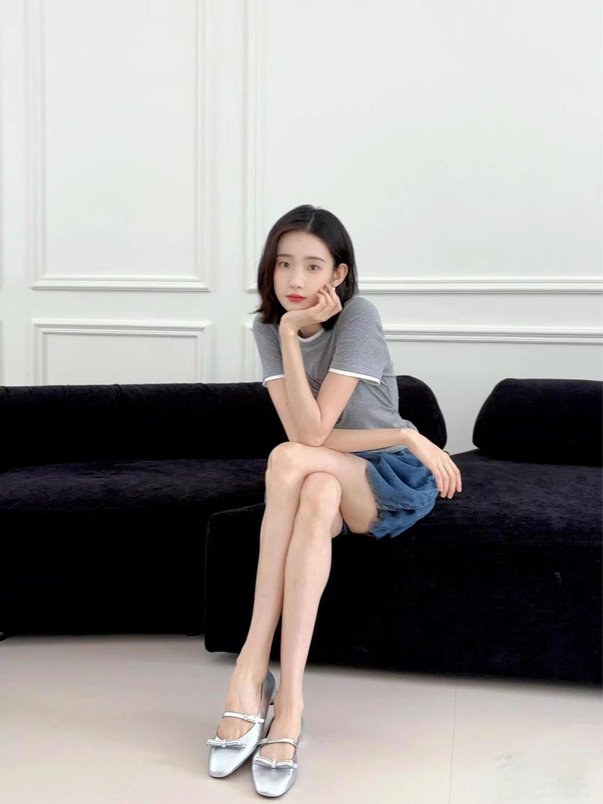 张艺凡私服穿搭真时髦！
灰色印花T恤+花苞短裙，减龄又高级！