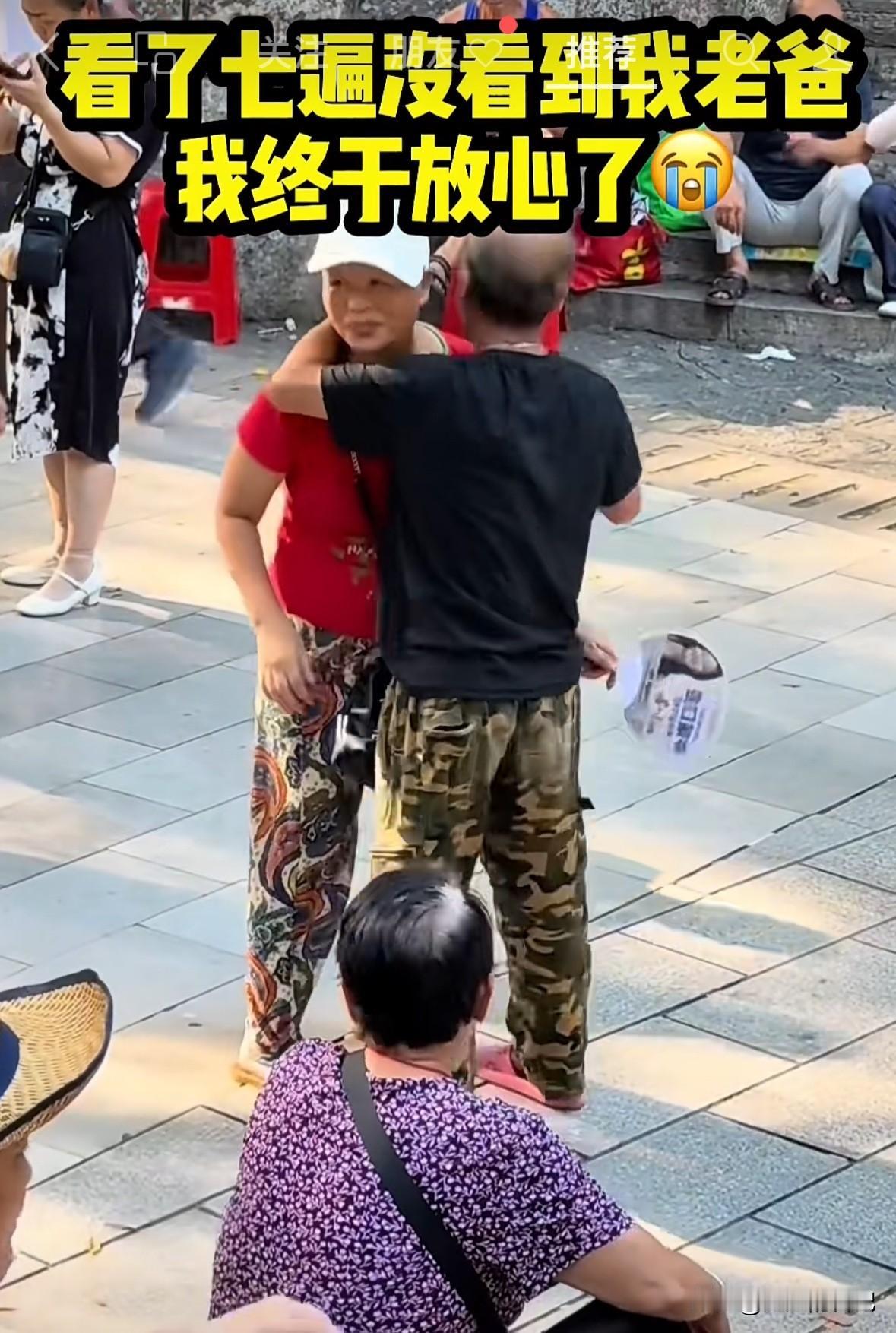 在这个角落里，有很多老头，给女人一些钱后，就开始抱在一起跳舞，说是跳舞，实际就是