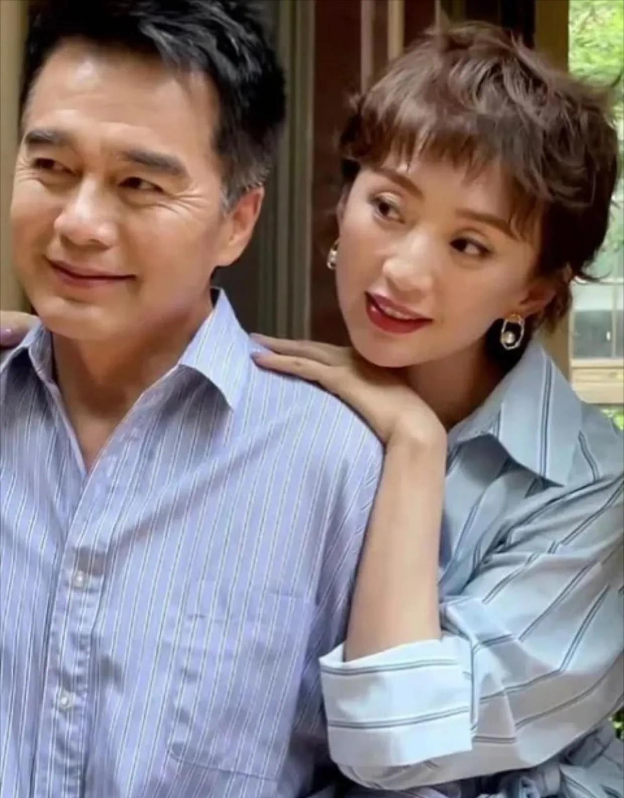 60岁的许亚军和四婚妻子张澍晒甜蜜照，
夫妻俩同框，有着明显的年龄差，令网友忍不