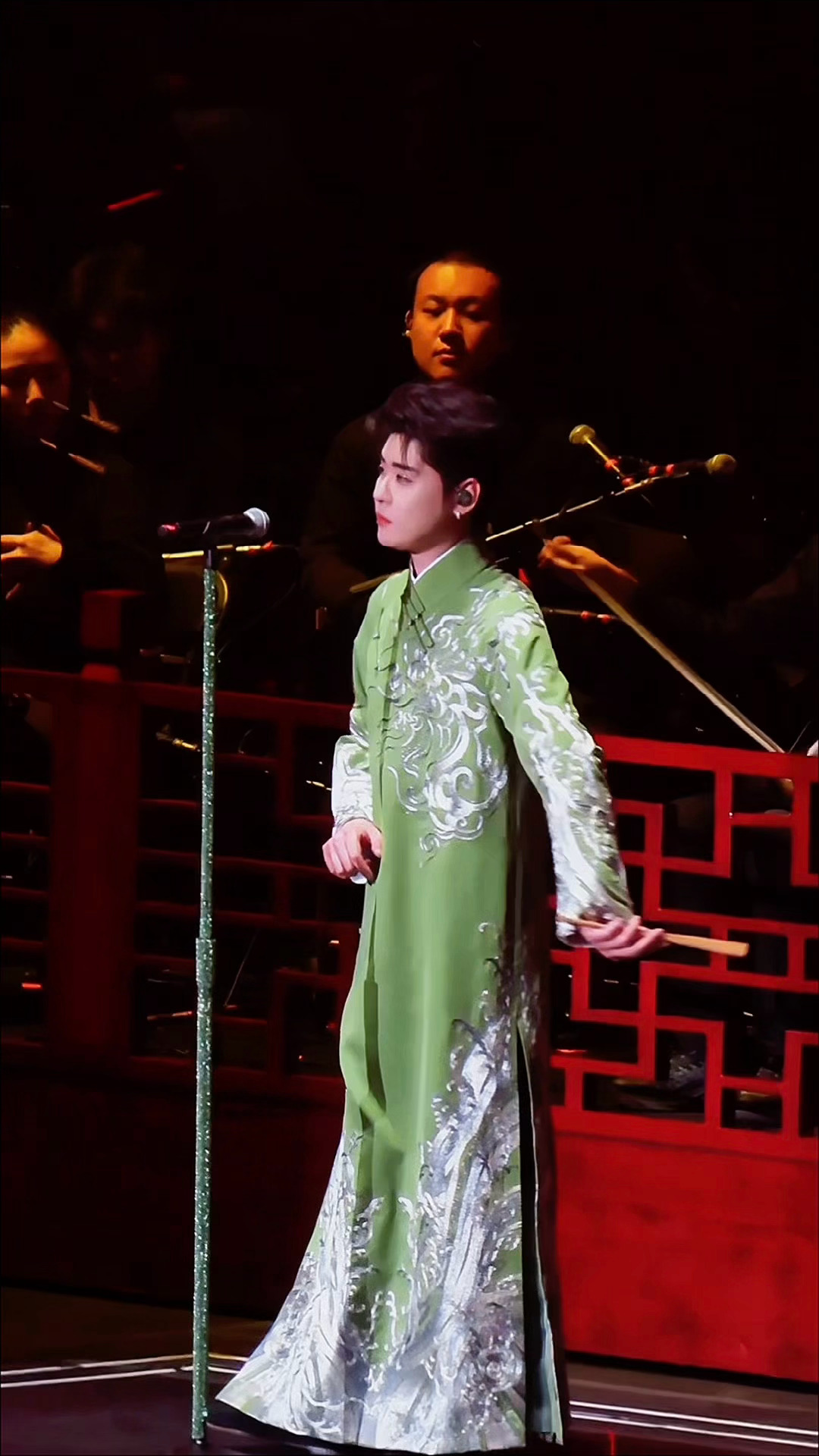 真的是 不管是素色还是刺绣 什么大褂只要他穿就很不一样 就很好看！气韵天成吧！