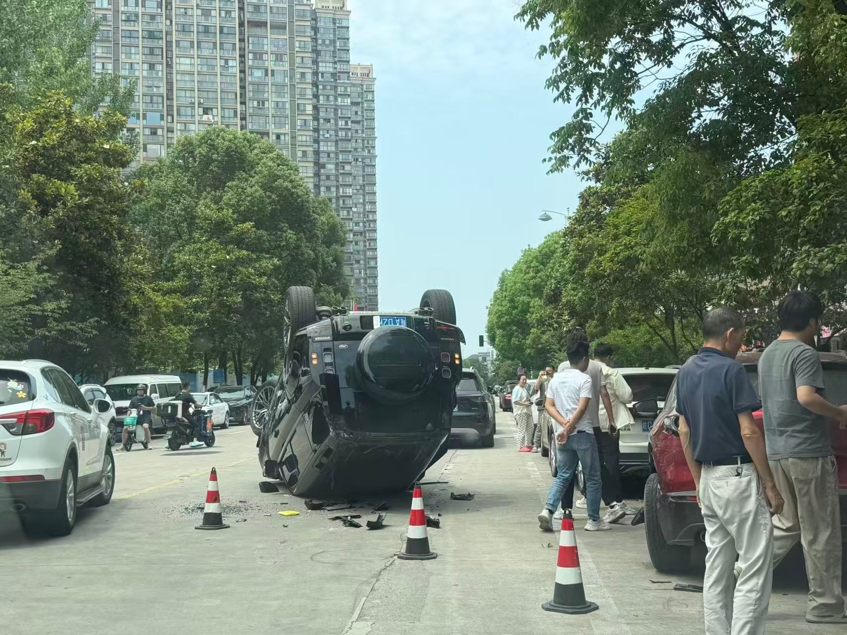 怎么开，能把路虎卫士在市区开翻掉不过好在没扣标，只是把车牌折起来，避免尴尬