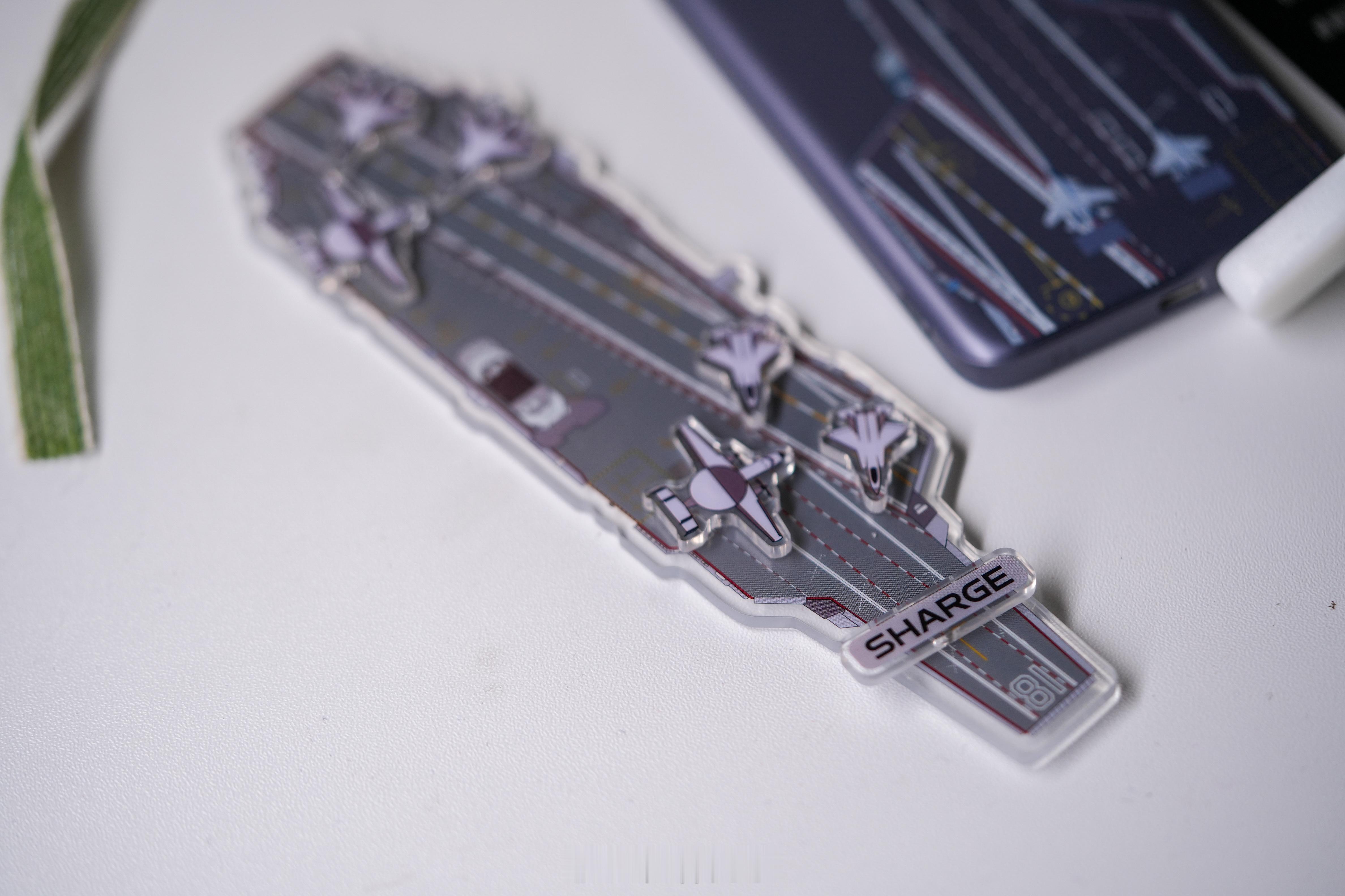 收到闪极和福建舰的纪念礼盒有一副3D打印的AI眼镜模型，有一个轻薄的磁吸充电宝，