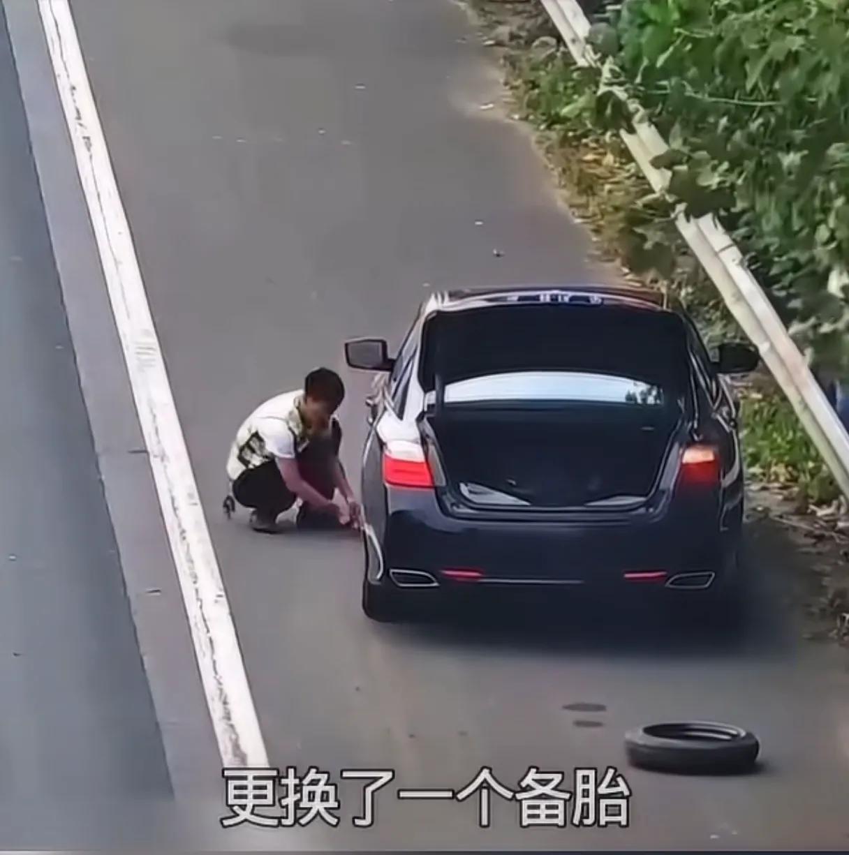 不止一次在视频中看到，在应急车道换轮胎被扣分罚款。
我认为这都是假的，或者断章取