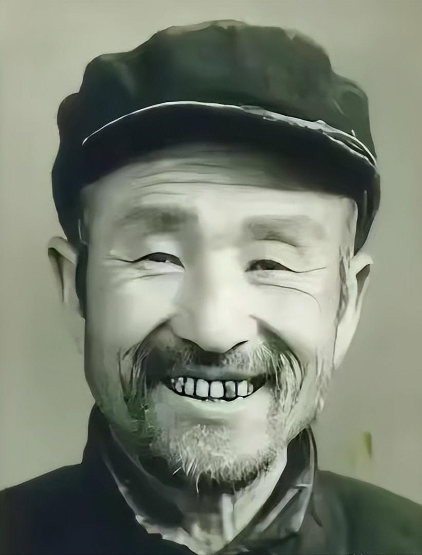 [微风]1956年，山东公安拦住一卖酒老汉，他掏出证件后，所有人都沉默了。195