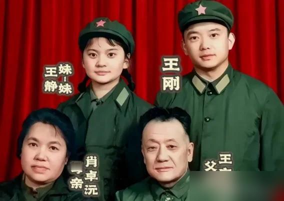 王刚演的和珅，骗了我们三十年。
你以为他演得像？我告诉你，这恰恰是最大的误解。