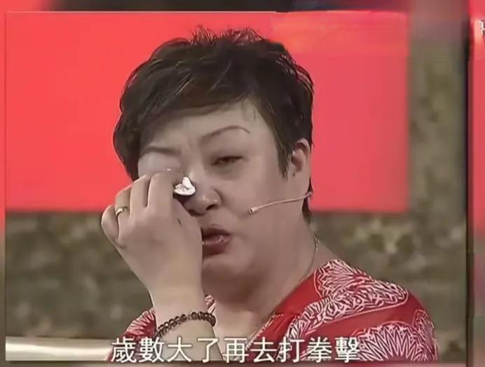 在一次采访中，邹市明的妈妈听说儿子还要去打拳，眼泪唰地流了下来，那重重的拳头打在