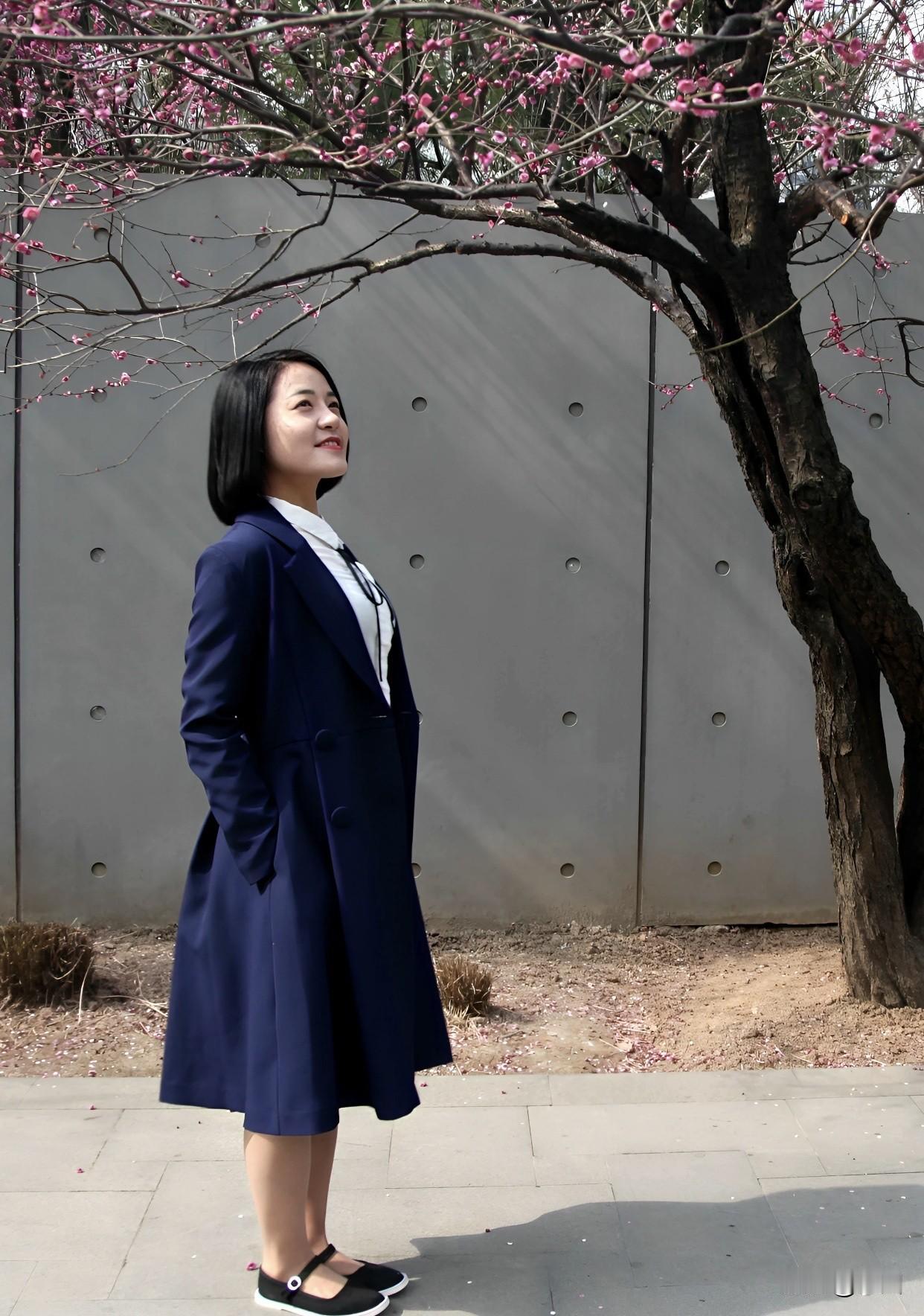 中年女性如何穿出气质感?中年女性穿出气质感，不用追爆款，掌握方法很重要。
选面料