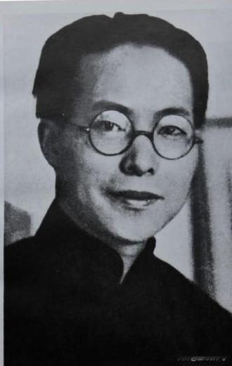 北京解放之际，沈从文读着郭沫若的一篇雄文，手抖得捏不住报纸。
听着窗外北大学生声