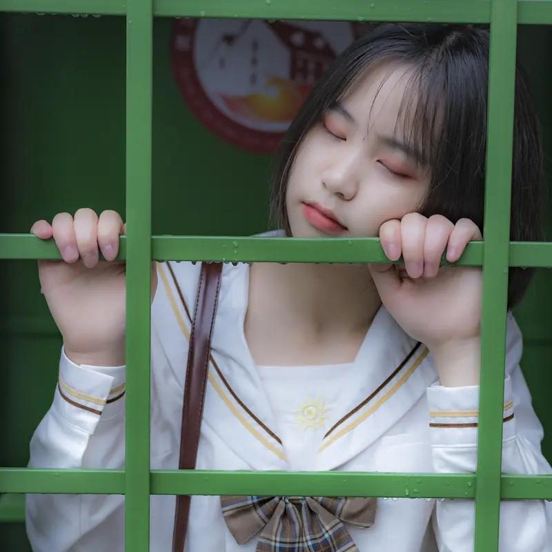 微小说‖《遗憾车票》

 车站里，他拿着两张车票等她。火车呼啸而过，她没来。多年