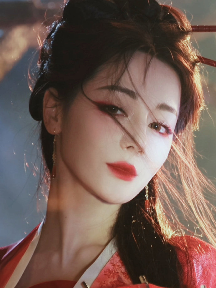 迪丽热巴贺思慕一眼摄魂 迪丽热巴眸光定局 迪丽热巴贺思慕一眼摄魂，咱就说迪丽热巴