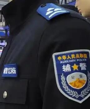 辅警在值班室单独看管犯罪嫌疑是不符合规定的。

“单独看管”指的是辅警在没有民警