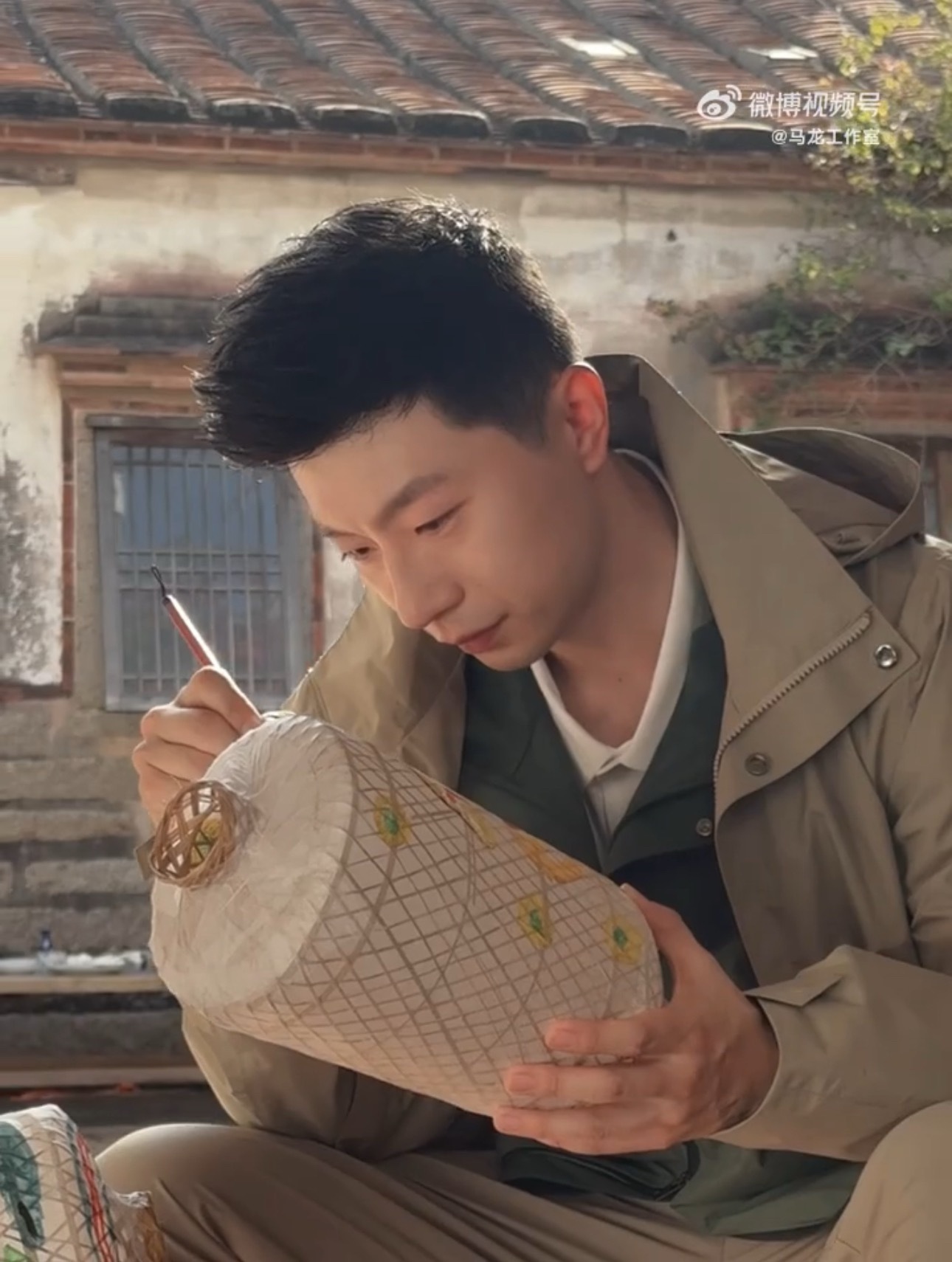 扑闪扑闪求夸奖的亮晶晶眼神 低头认真画画的时候软软的卷毛 长这么可爱做什么都是可