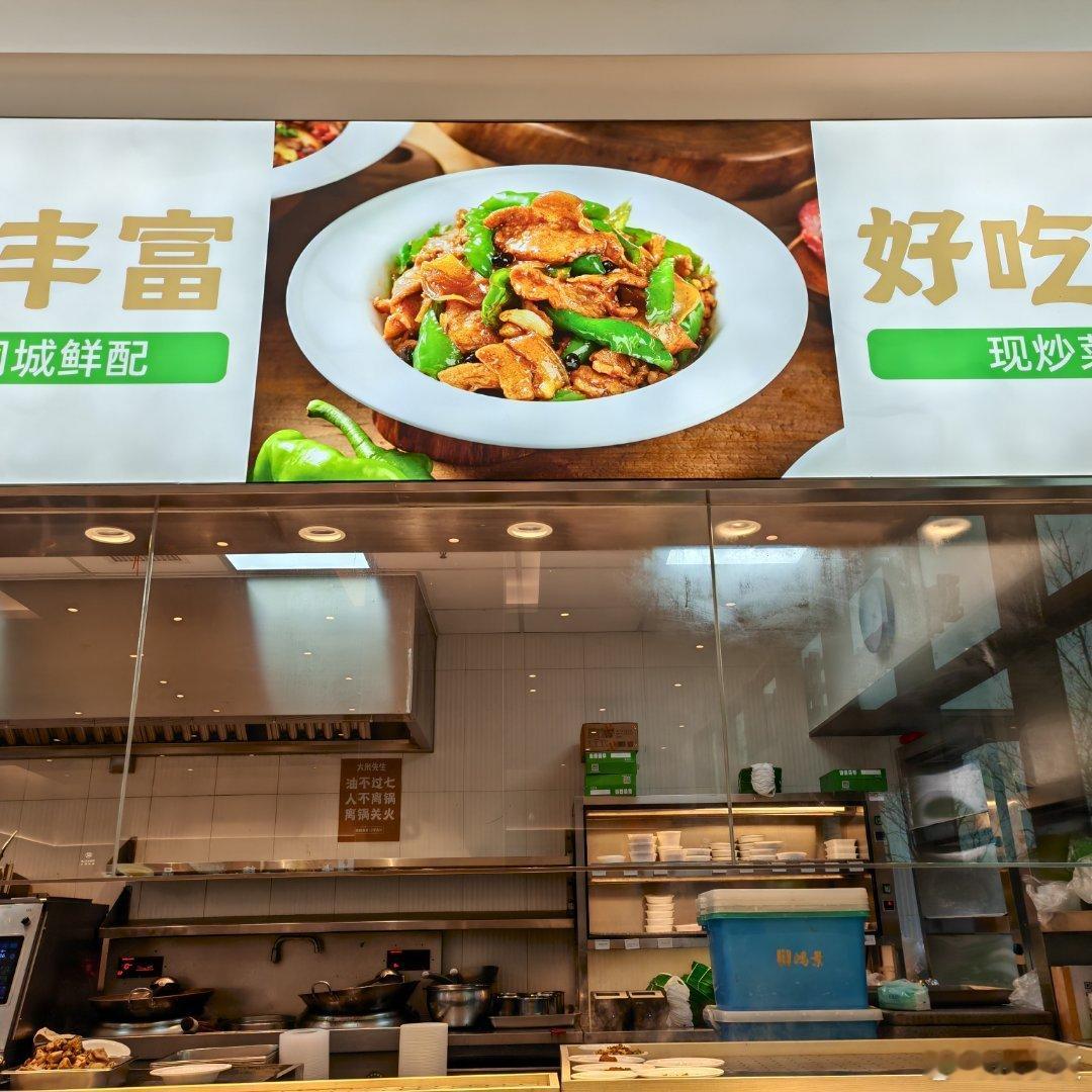 家附近新开的。​店内有两位用手语交流的员工。​顿生好感。办了张米神卡。 ​​​
