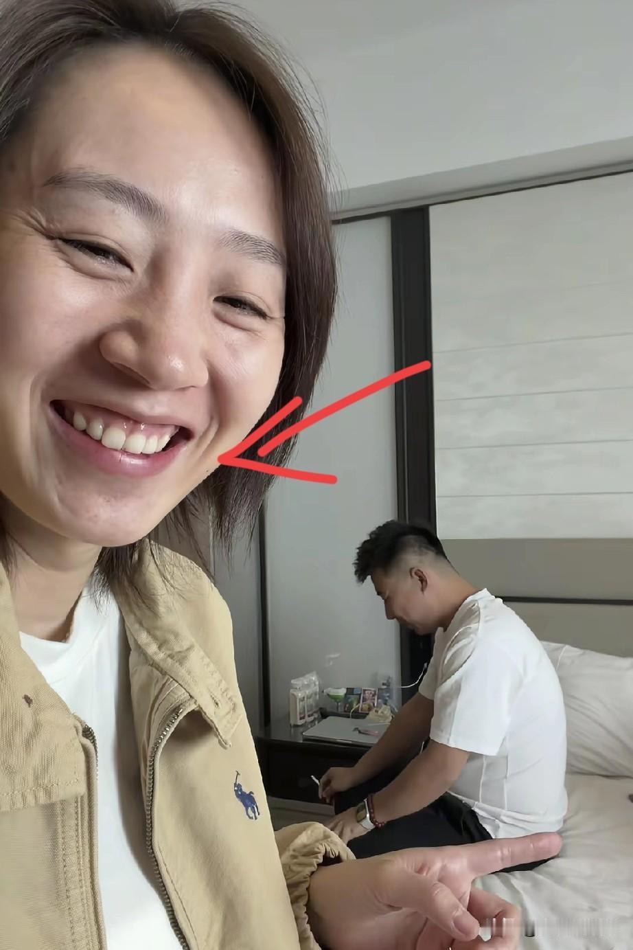 我敢说，秋天妈妈指定会嫁给张纹铭。

她是打心眼里喜欢他，你看笑得牙床子都露出来