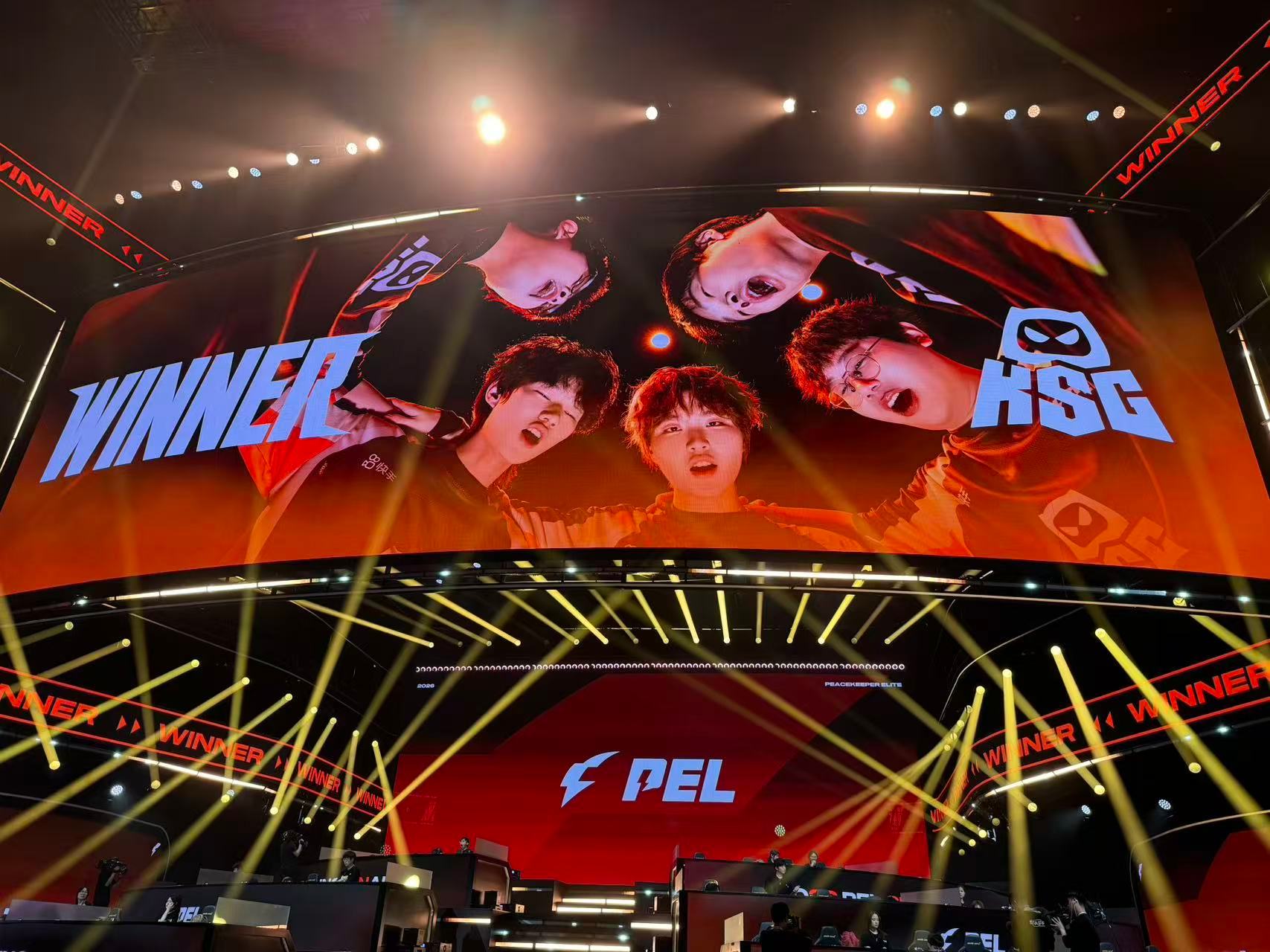 KSG首日满编吃鸡稳扎稳打，所向披靡！KSG全程保持满编状态，默契配合拿下单局八