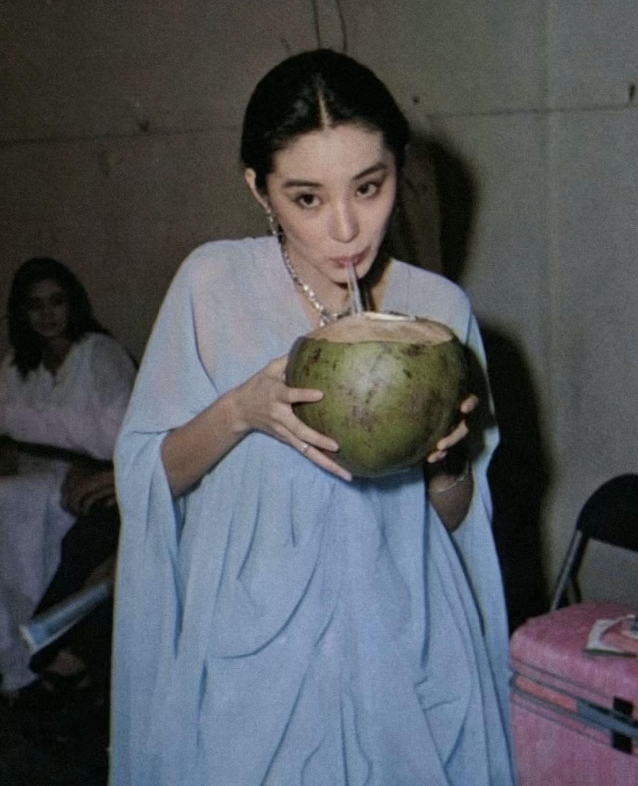 这张火遍全网的椰汁美女老照片，之前居然有近半数网友认错成其他女星，今天特意纠正：