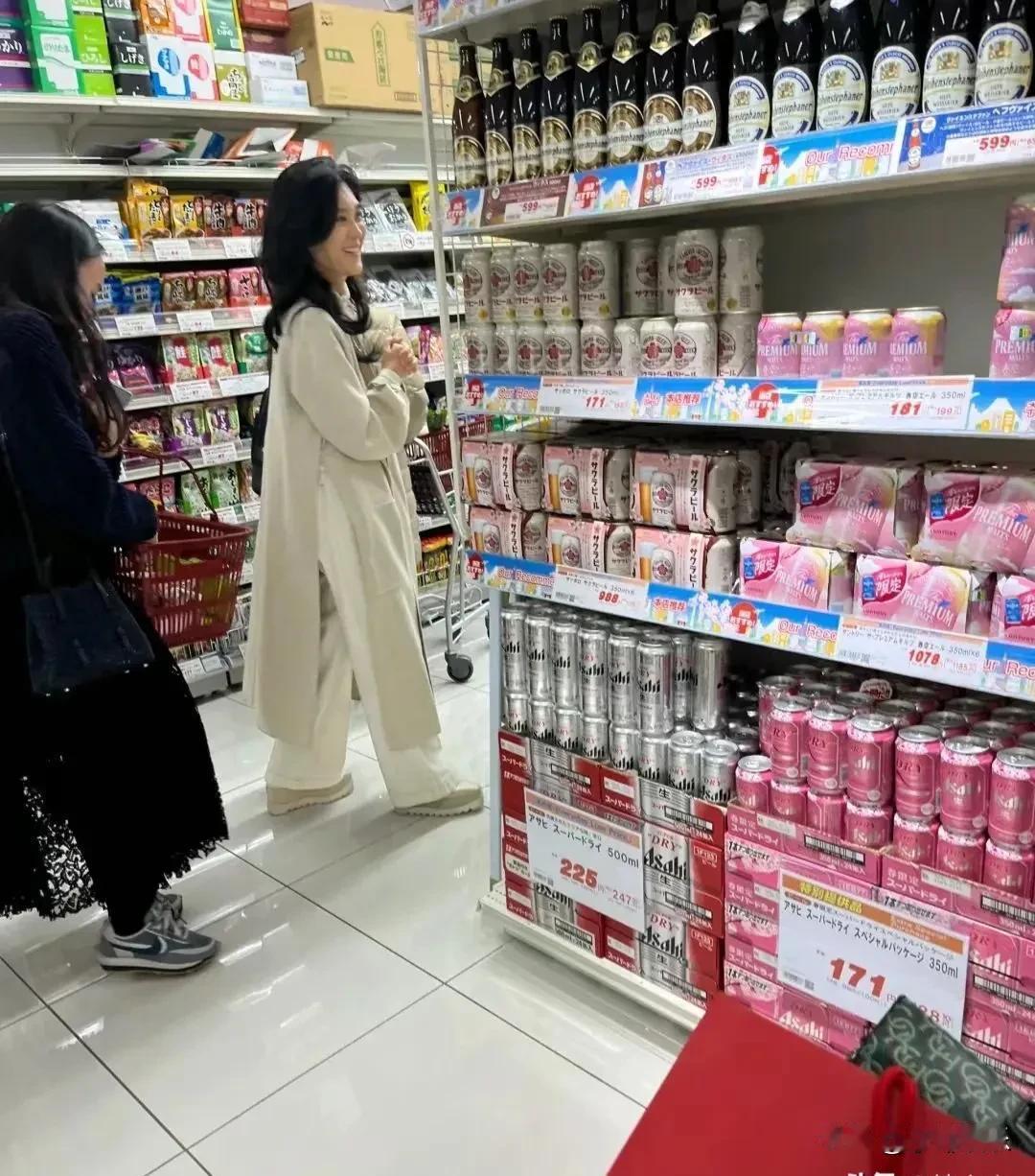 三星长公主在日本逛平民超市时，本人个子矮小，最多一米五的感觉，头特别大，身材苗条