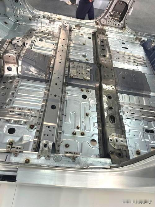 新能源汽车拆解确实暴利，我表哥就是做这个的。
24年还开比亚迪唐呢，刚刚提了问界