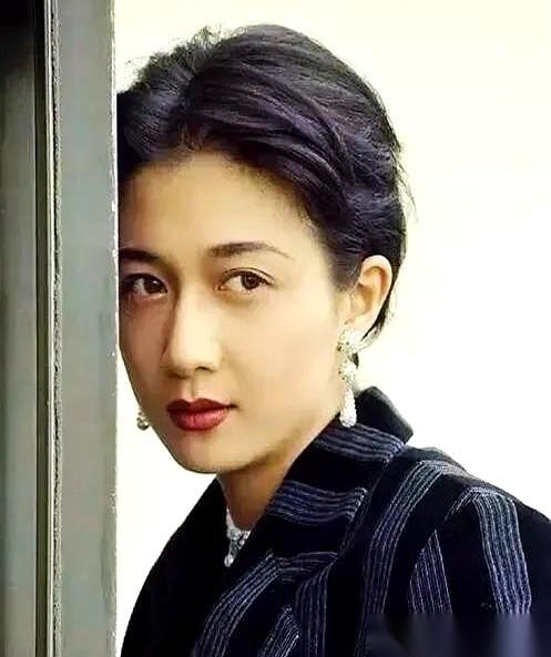 你知道最扎心的是什么吗？不是她后来跟了谁，栽了多大的跟头。
是那个在她人生最低谷