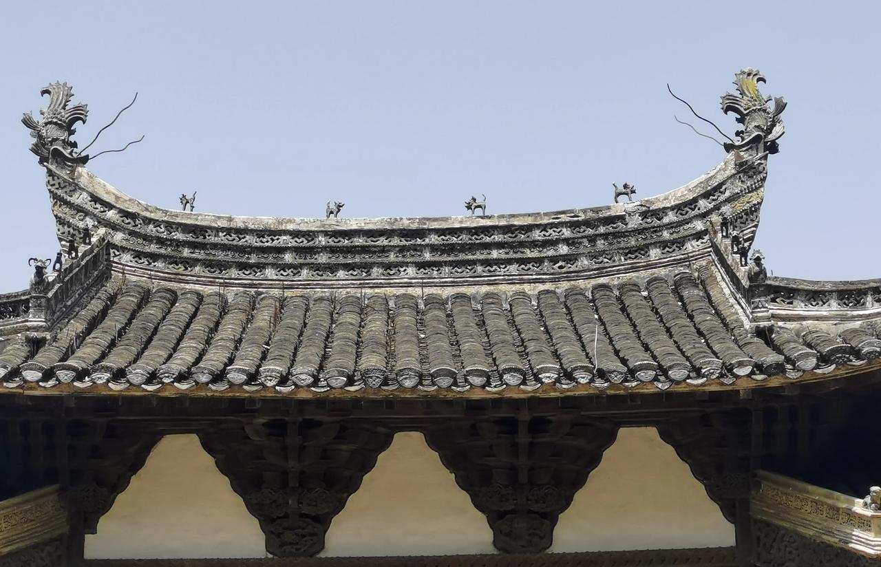 绩溪天狗。安徽绩溪古建筑这个小动物叫天狗，具有看家护院的功能，应该是二郎神的宠物