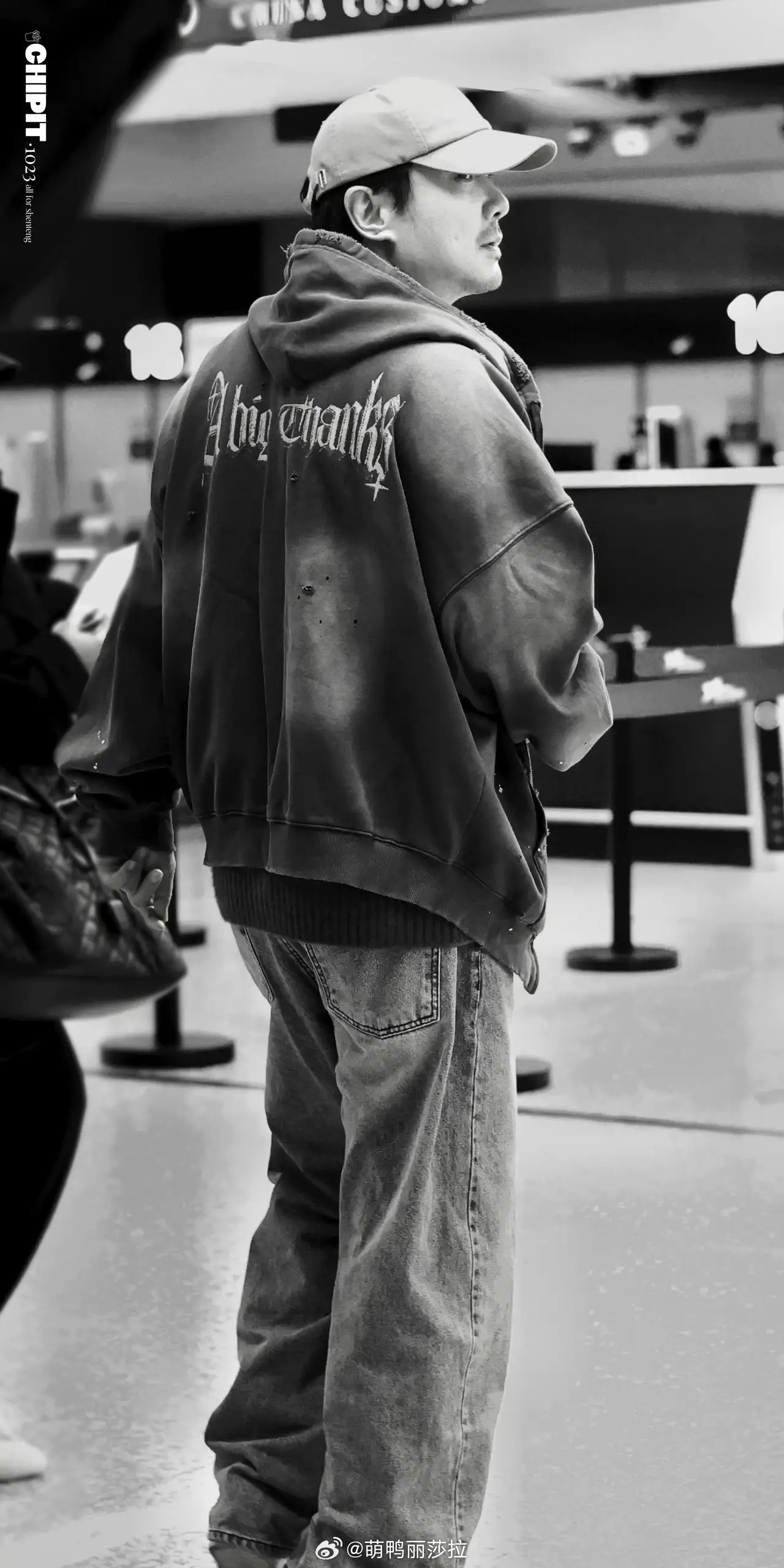 站姐晒了沈腾的最新路透，身穿修身西装，大长腿瞩目，与往日松弛喜剧形象有了强烈反差